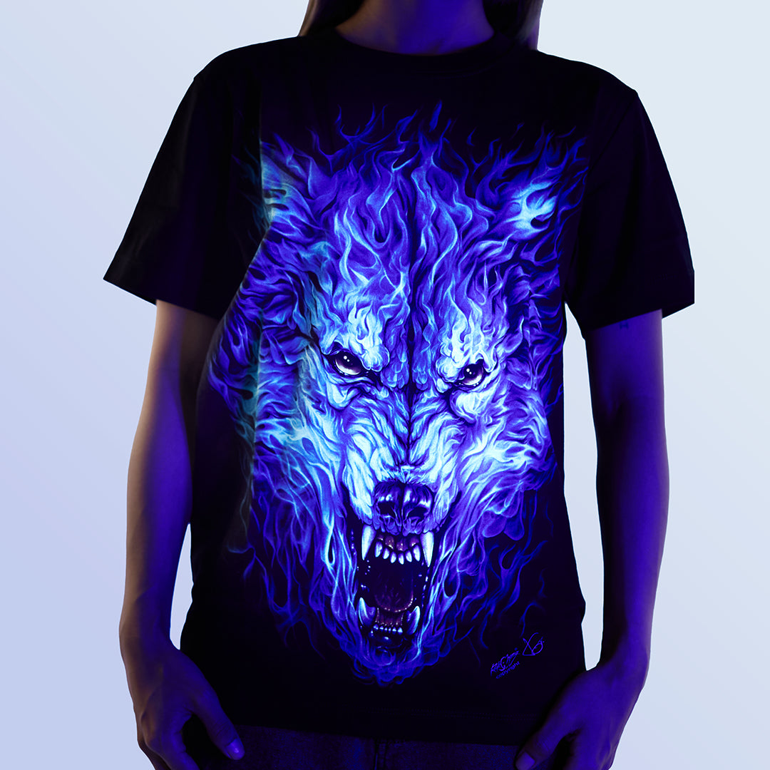 Schwarzes T-Shirt mit Wolf Flammen-Print unter UV-Licht, Vorderseite