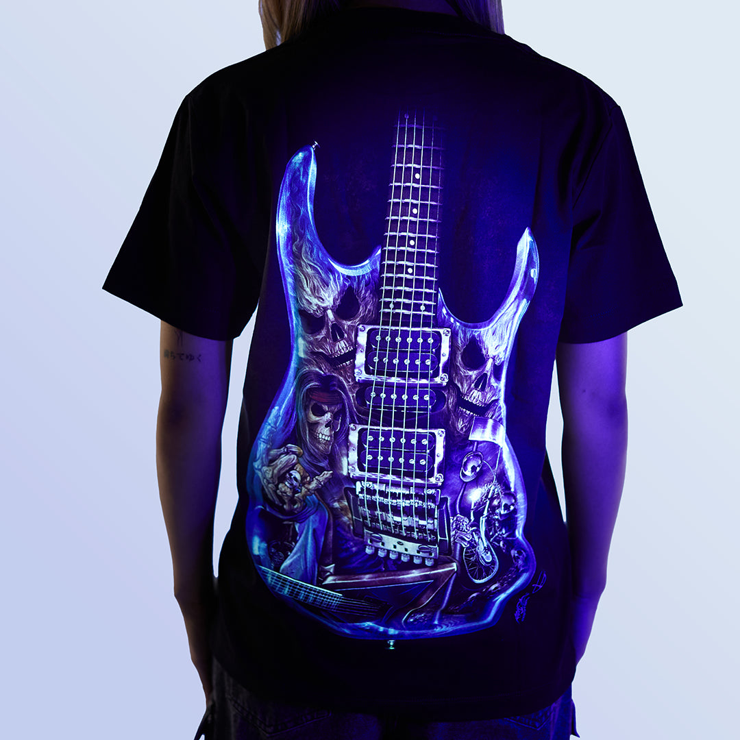 Schwarzes T-Shirt mit E-Gitarre-Print unter UV-Licht, Rückseite