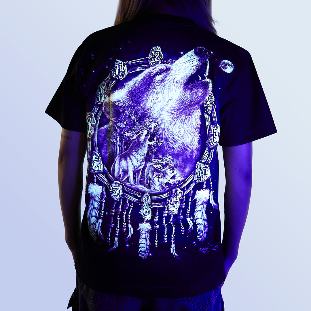 Schwarzes T-Shirt mit Wolf Traumfänger-Print unter UV-Licht, Rückseite