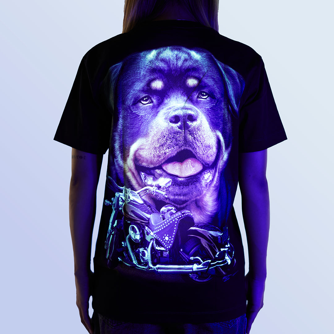 Schwarzes T-Shirt mit Rottweiler und Harley Davidson unter UV-Licht, Rückseite
