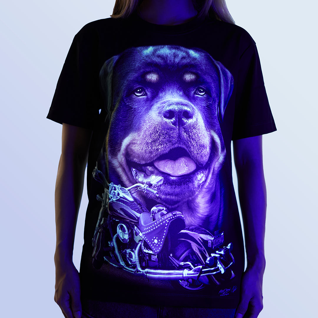 Schwarzes T-Shirt mit Rottweiler und Harley Davidson unter UV-Licht, Vorderseite