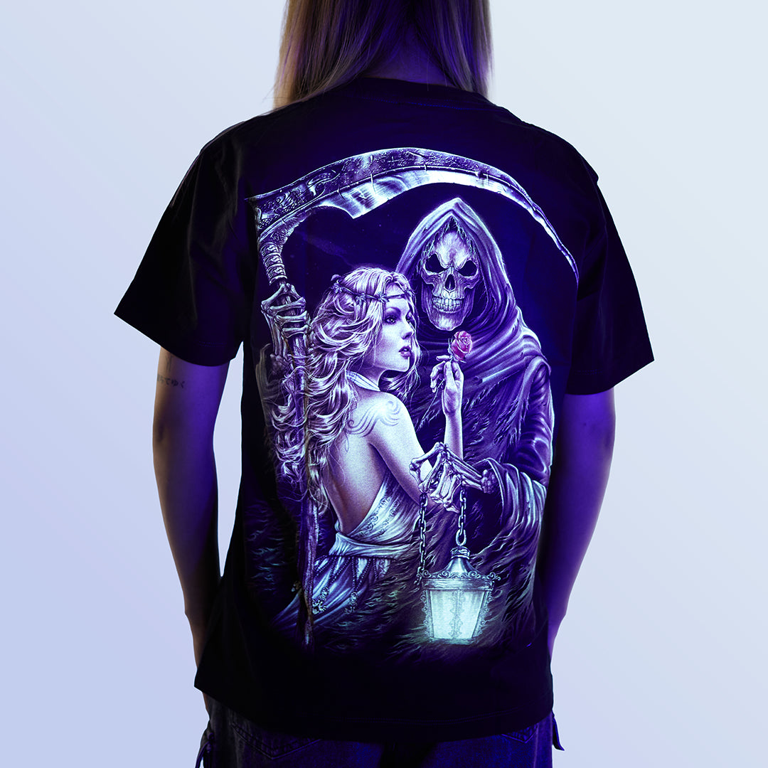 Schwarzes T-Shirt mit Reapers Love-Print unter UV-Licht, Rückseite