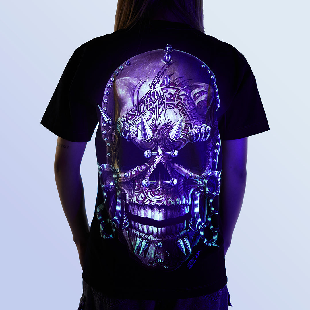 Schwarzes T-Shirt mit Totenkopf 4-Ringe-Print unter UV-Licht, Rückseite