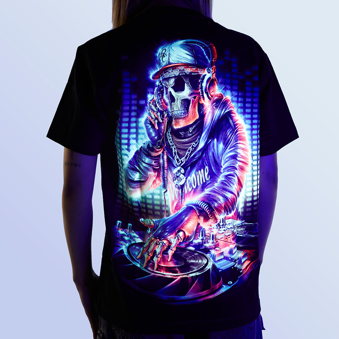Schwarzes T-Shirt mit DJ Skull & Bone-Print unter UV-Licht, Rückseite