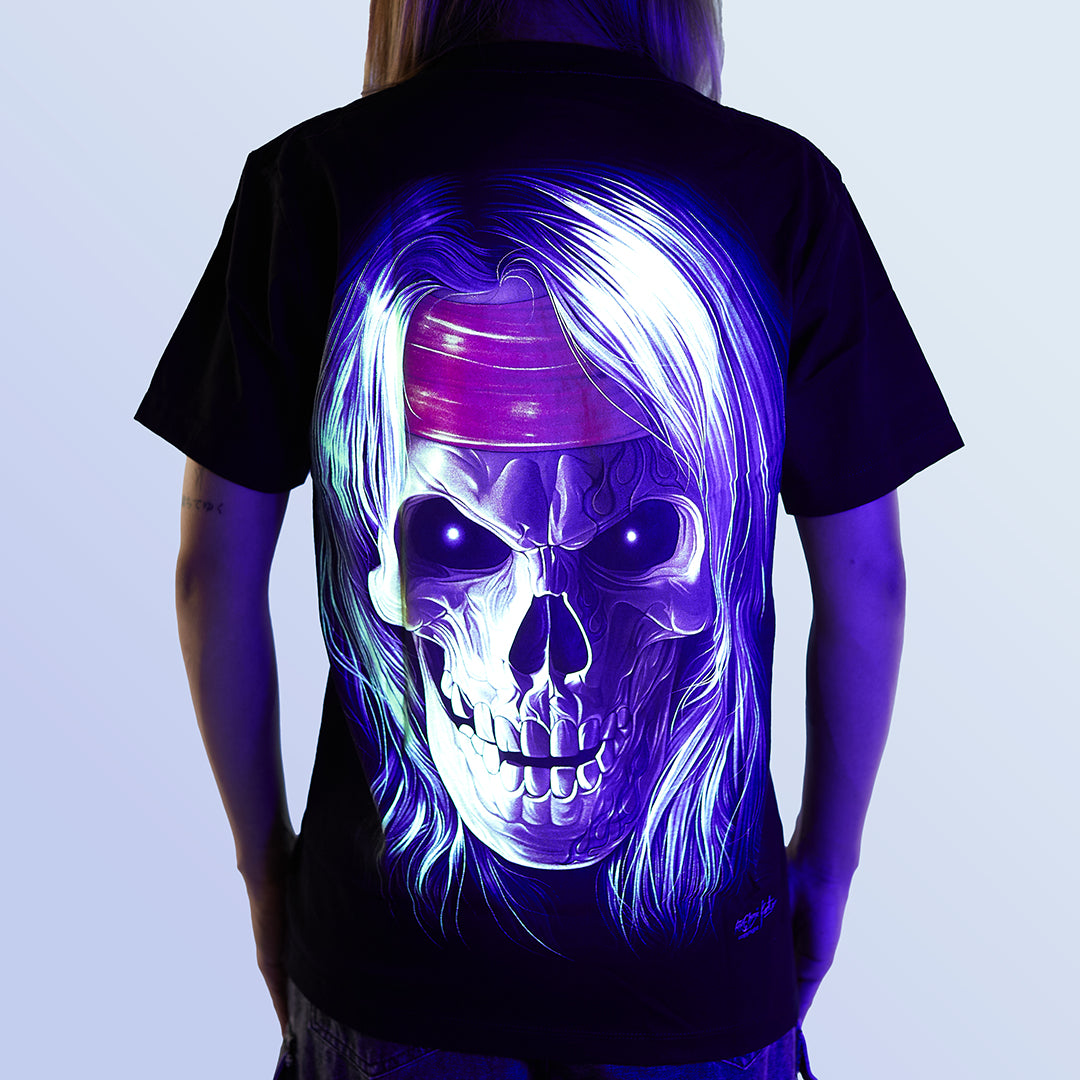 Schwarzes T-Shirt mit Totenkopf Stirnband-Print unter UV-Licht, Rückseite