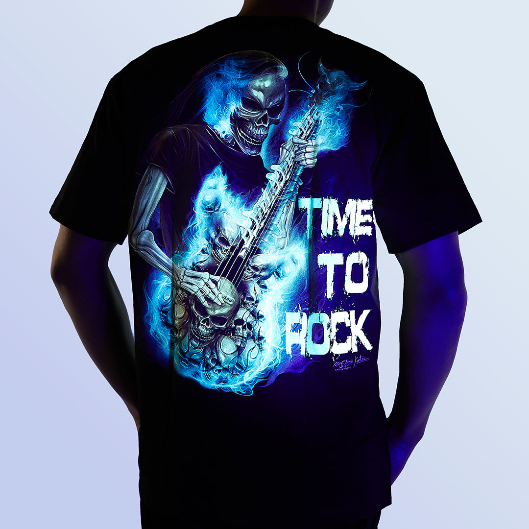 Schwarzes T-Shirt mit einem Skelett mit Gitarre und Time to Rock-Print unter UV-Licht, Rückseite