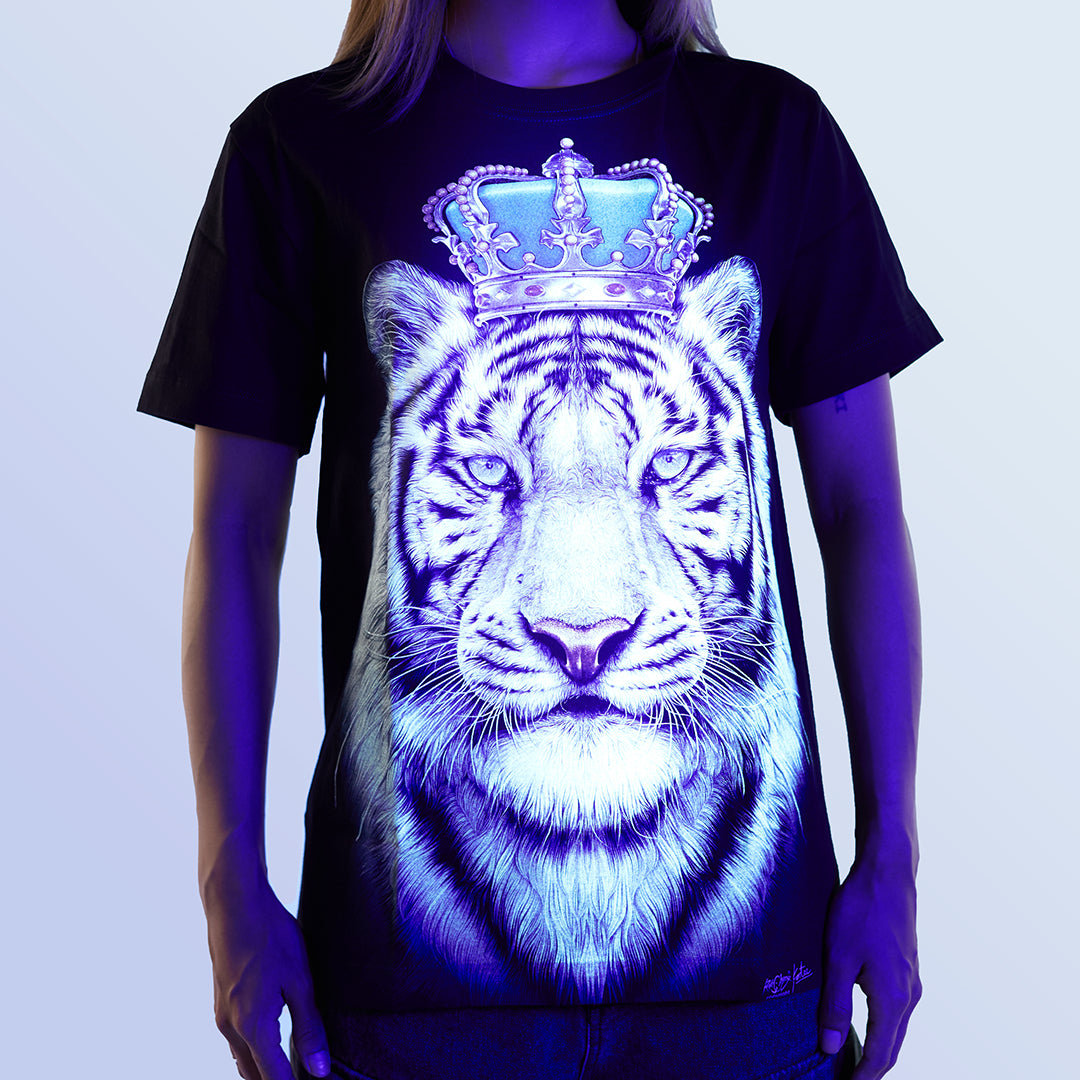 Schwarzes T-Shirt mit einem Tiger und Krone unter UV-Licht, Vorderseite