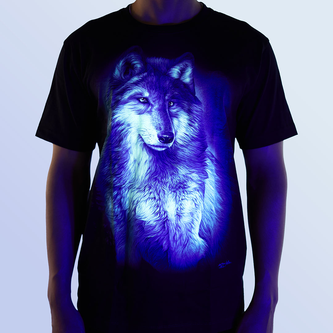 Schwarzes T-Shirt mit Wolf-Print unter UV-Licht, Vorderseite