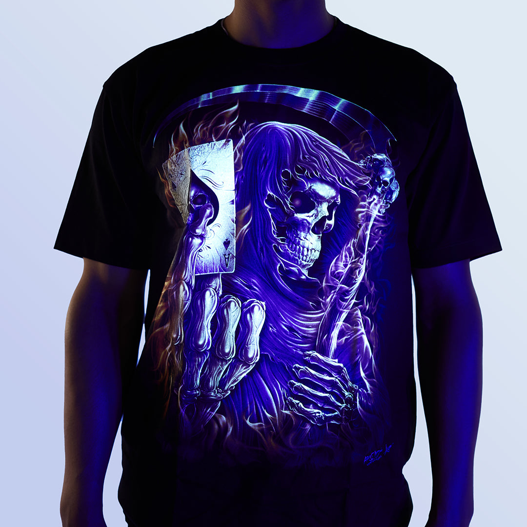 Schwarzes T-Shirt unter UV-Licht mit Skelett, Sichel und Ass Spielkarte von Flammen umgeben, Vorderseite