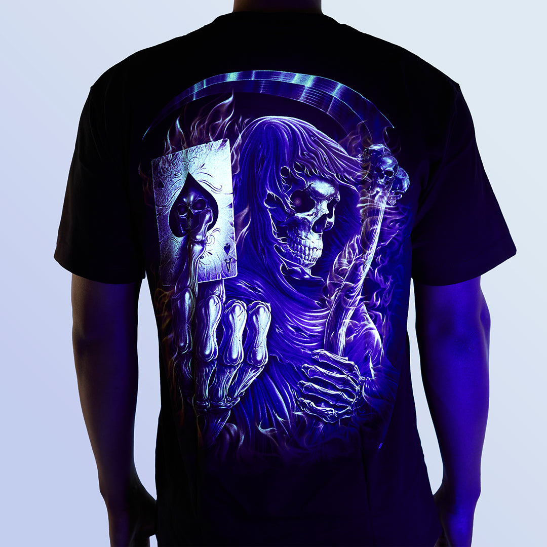 Schwarzes T-Shirt unter UV-Licht mit Skelett, Sichel und Ass Spielkarte von Flammen umgeben, Rückseite