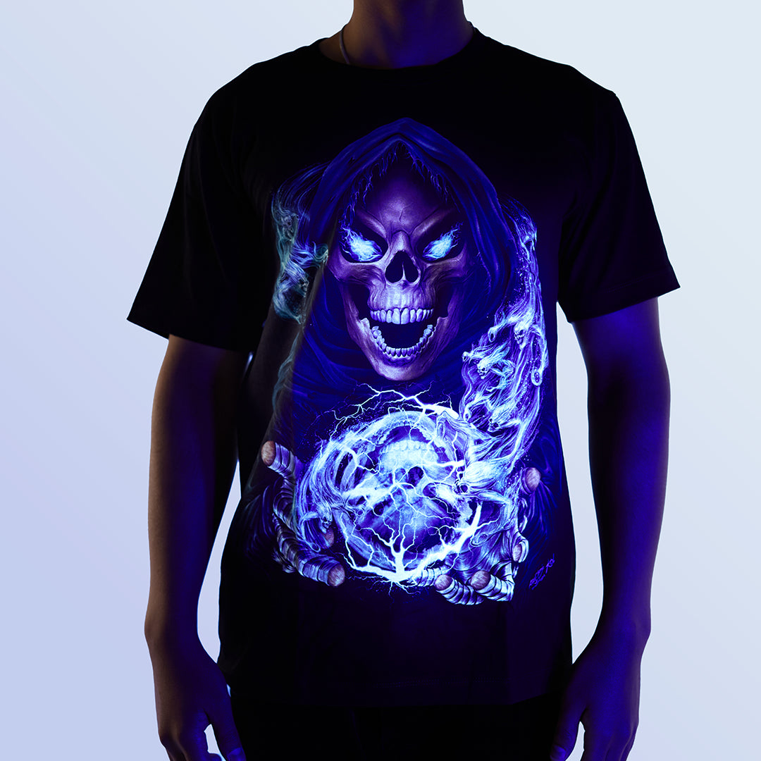 Schwarzes T-Shirt mit Todesblitz-Print unter UV-Licht, Vorderseite