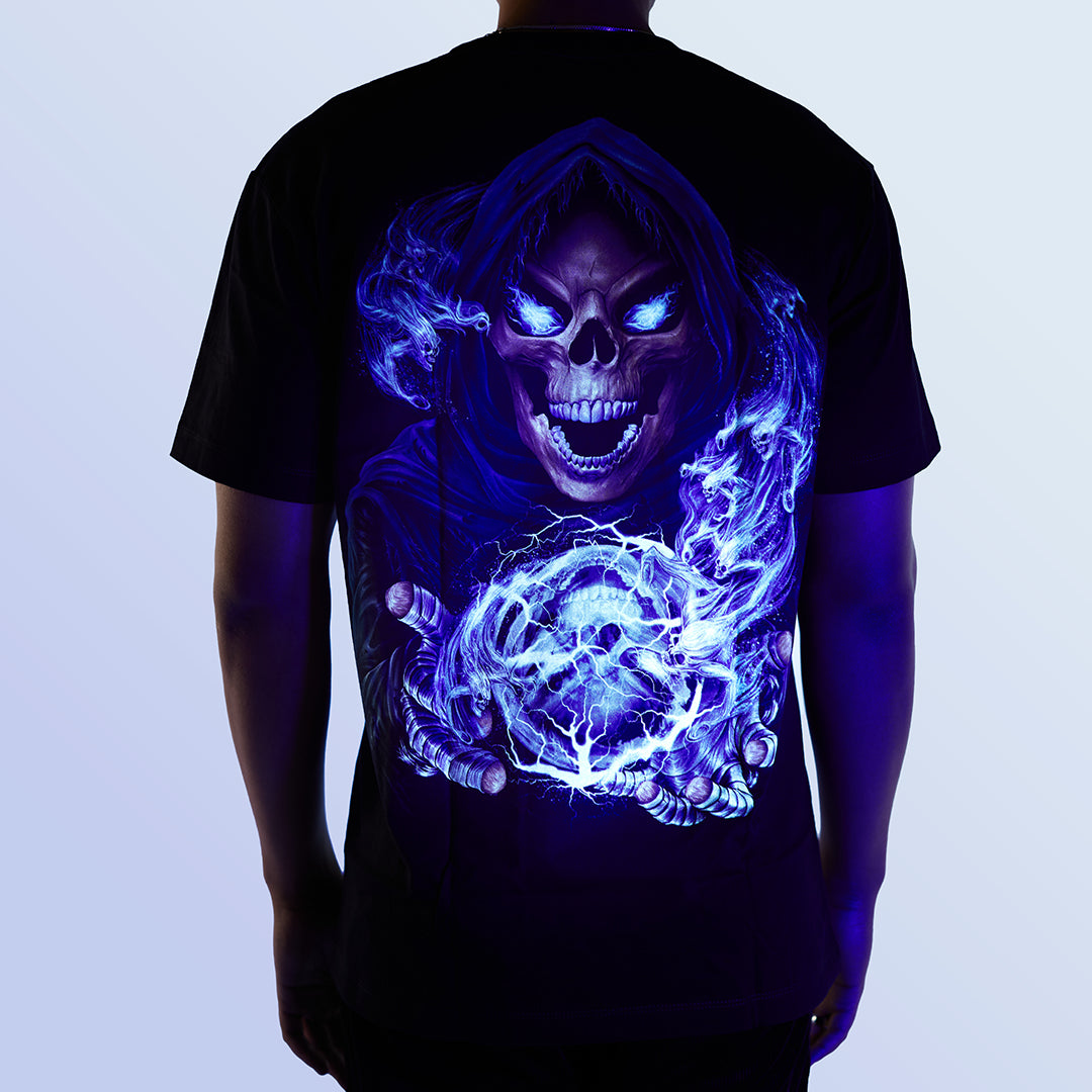 Schwarzes T-Shirt mit Todesblitz-Print unter UV-Licht, Rückseite