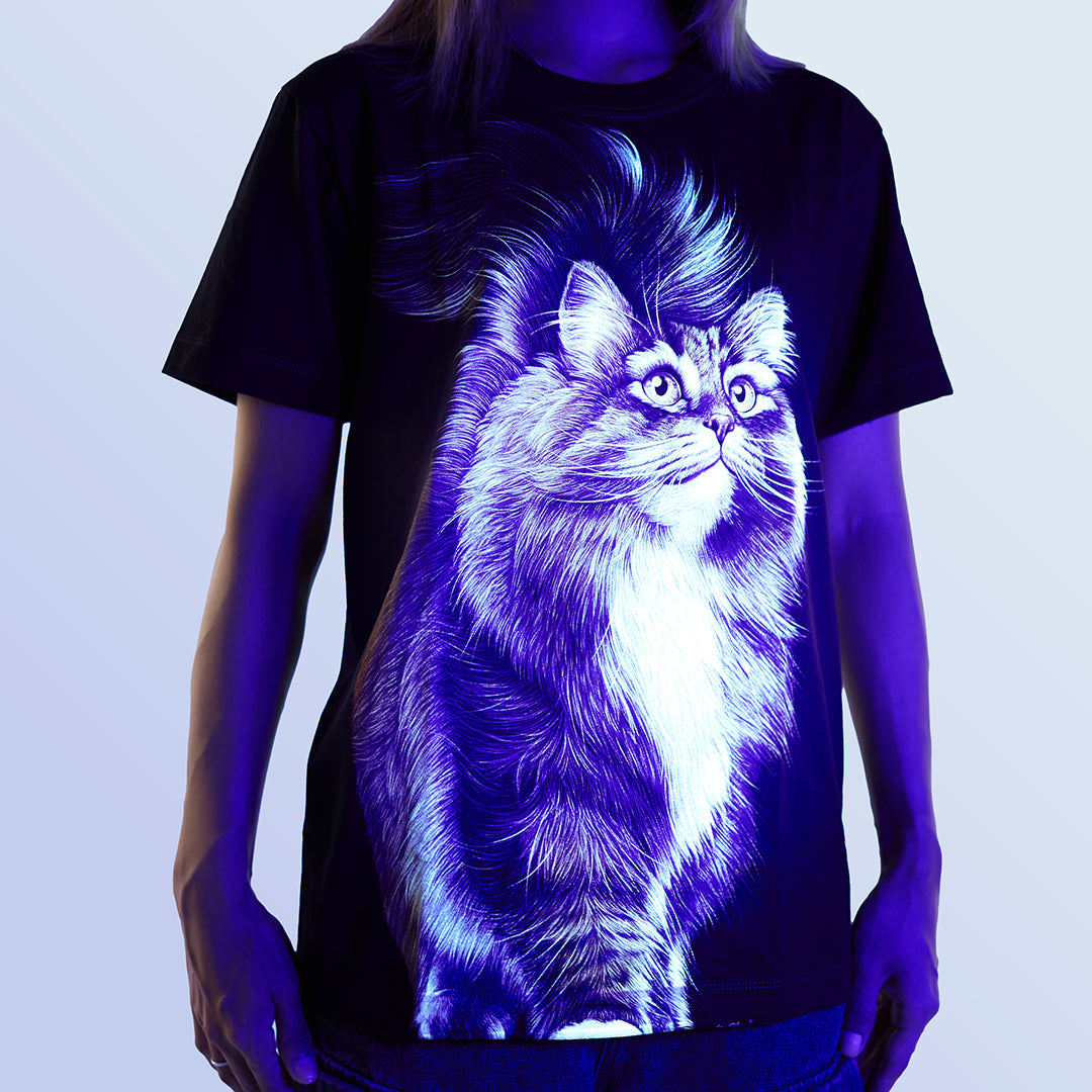 Schwarzes T-Shirt mit Maine Coon Katzen-Print unter UV-Licht, Vorderseite