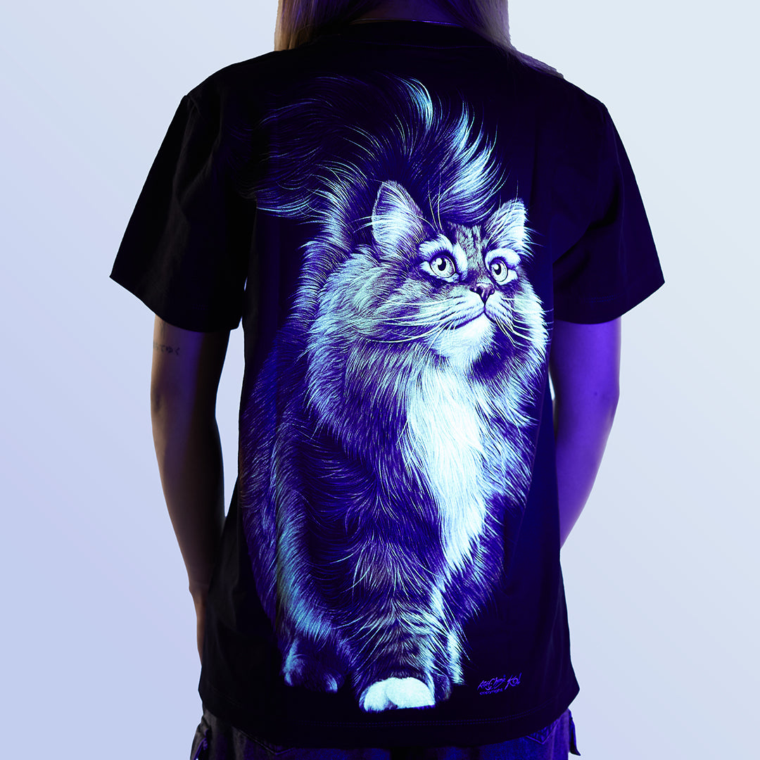 Schwarzes T-Shirt mit Maine Coon Katzen-Print unter UV-Licht, Rückseite