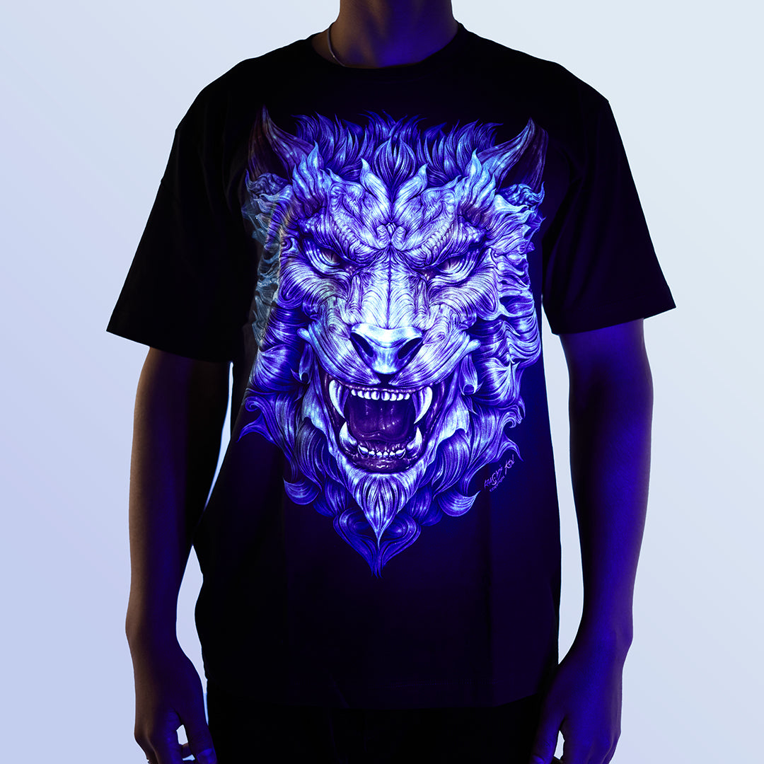 Schwarzes T-Shirt mit Werwolf-Print unter UV-Licht, Vorderseite