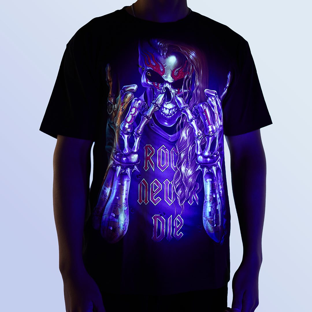 Schwarzes T-Shirt mit Totenkopf und Rock never die-Print unter UV-Licht, Vorderseite