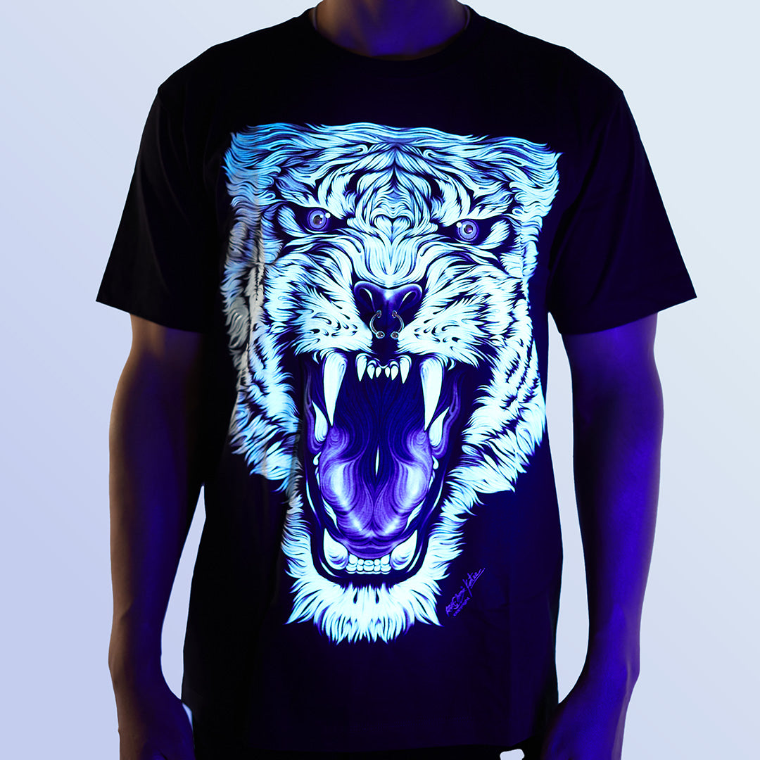 Schwarzes T-Shirt mit Weißem Tigerkopf Piercing-Print unter UV-Licht, Vorderseite