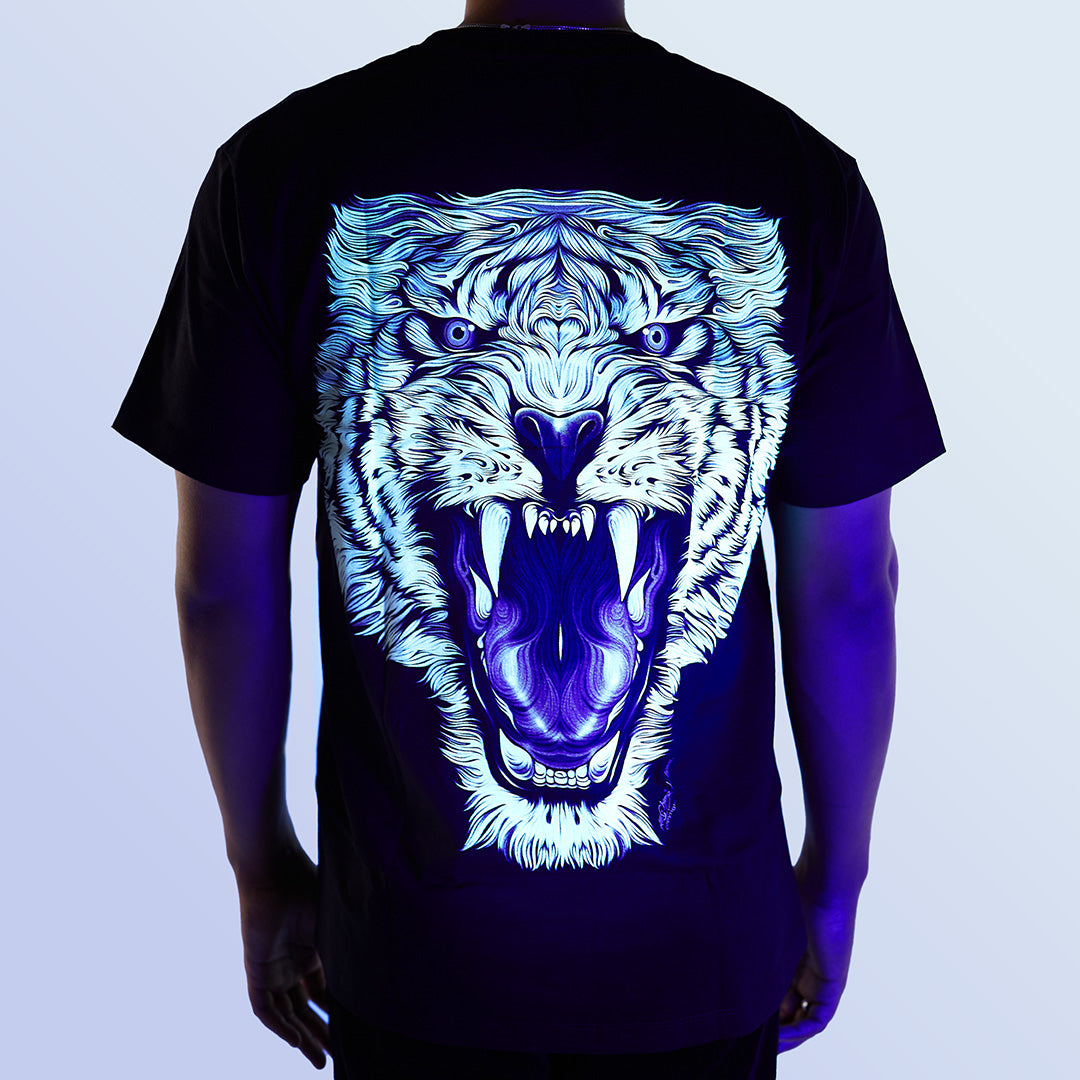 Schwarzes T-Shirt mit Weißem Tigerkopf Piercing-Print unter UV-Licht, Rückseite