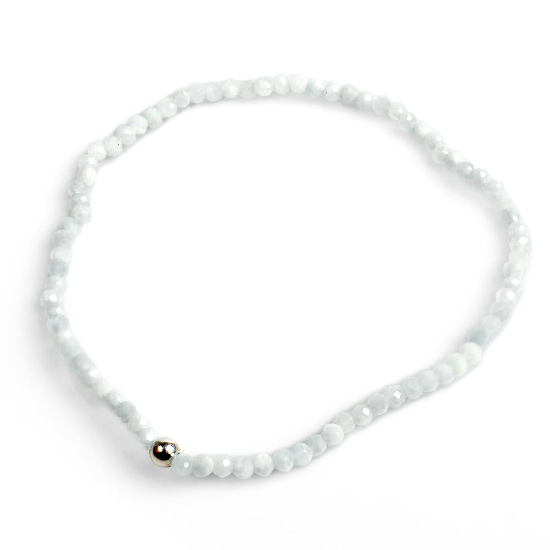 Weißer Mondstein Mini-Perlenarmband facettiert mit Silberperle. Produktbild