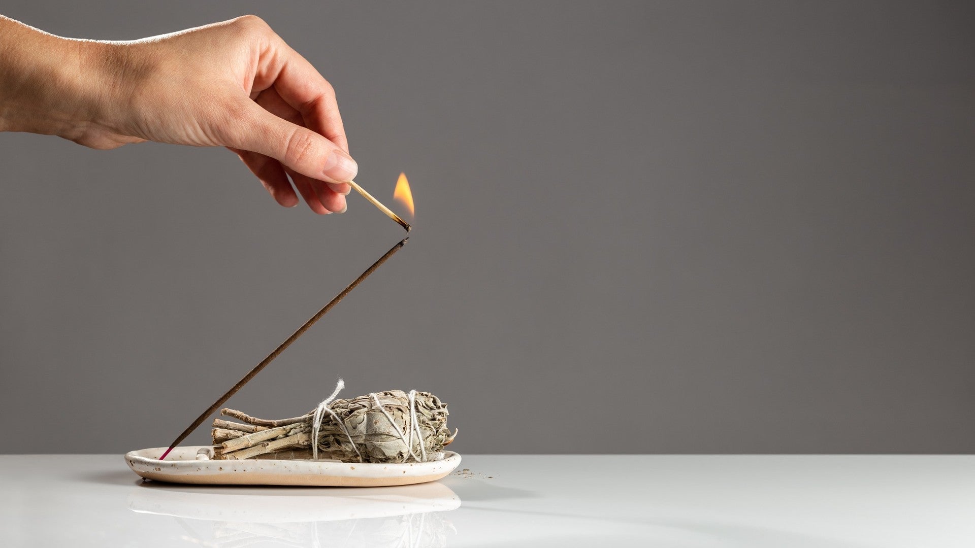 Salbei Räucherstäbchen brennend für energetische Reinigung und Meditation