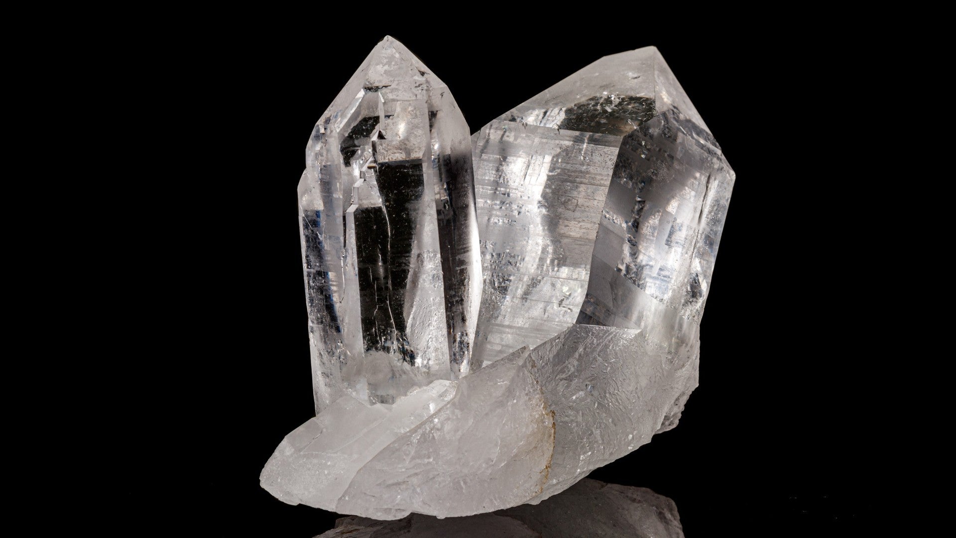 Bergkristall Edelstein - klarer Quarz mit Bedeutung für Klarheit, Reinheit und spirituelle Energie