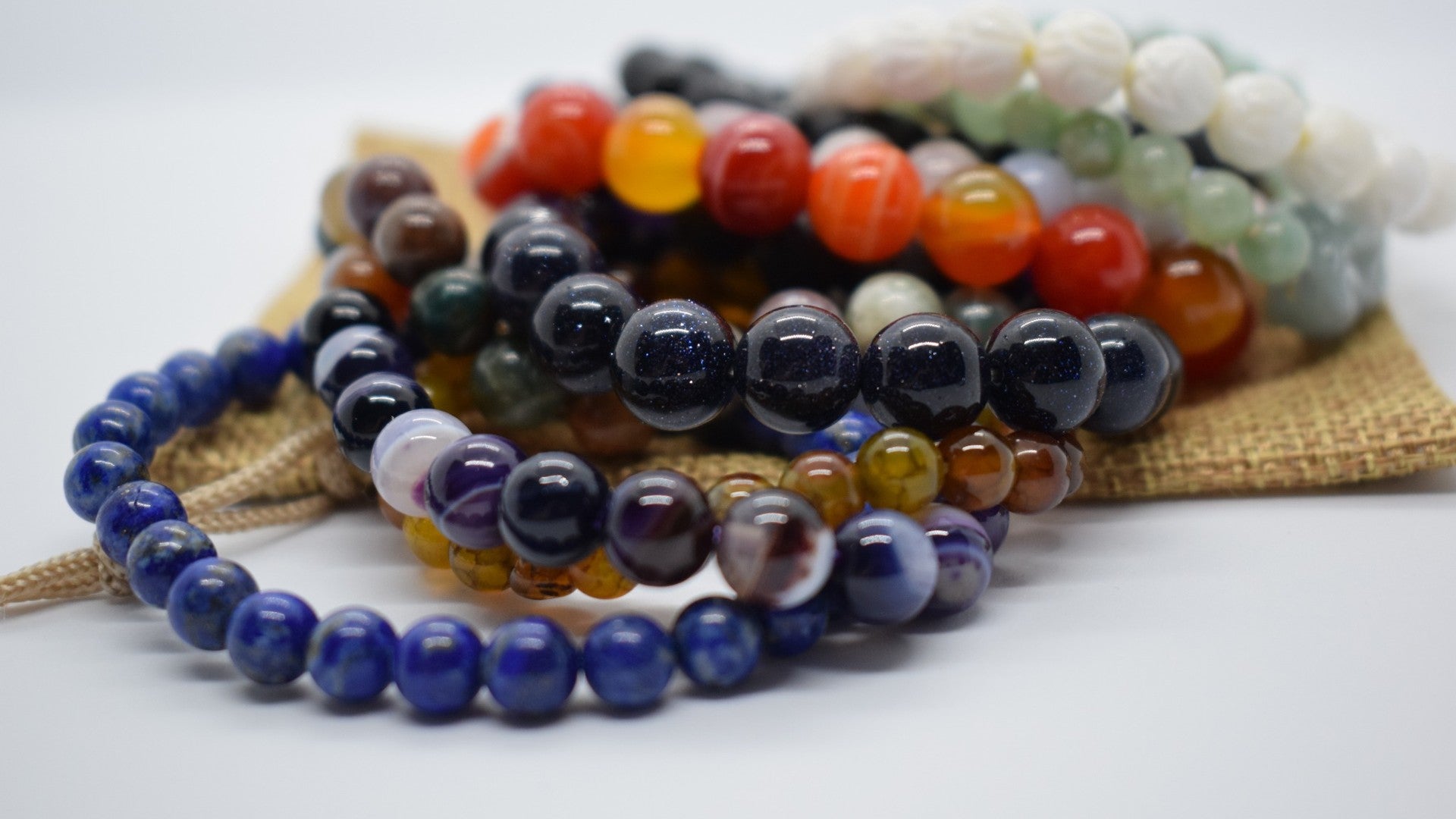 Edelsteinarmbänder und ihre Bedeutung: 8 Bestseller für jeden Anlass