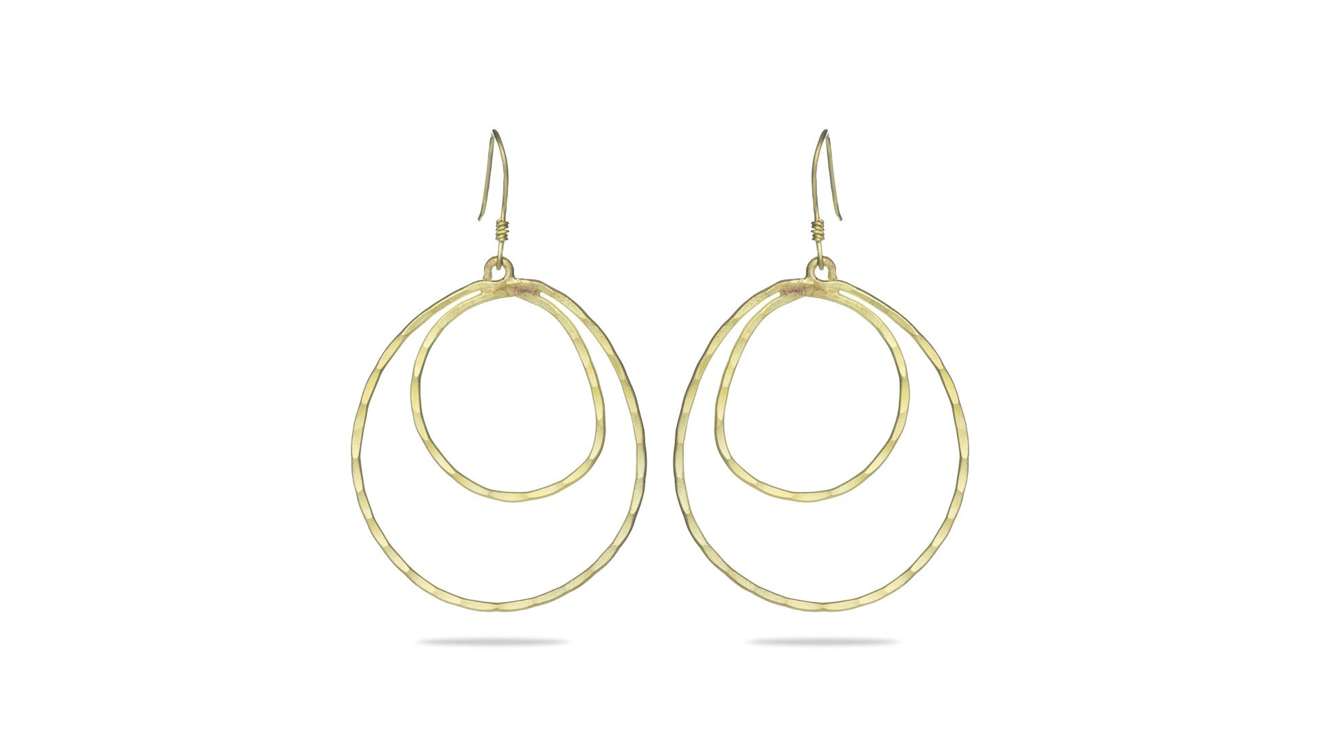 Messing-Schmuck - goldene Ringe und Ohrringe mit natürlicher Patina