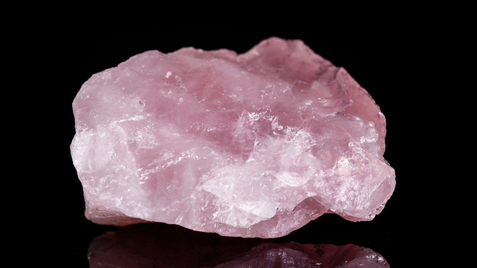 Rosenquarz Edelstein - Bedeutung für Liebe, Herzchakra und emotionale Heilung in der Esoterik