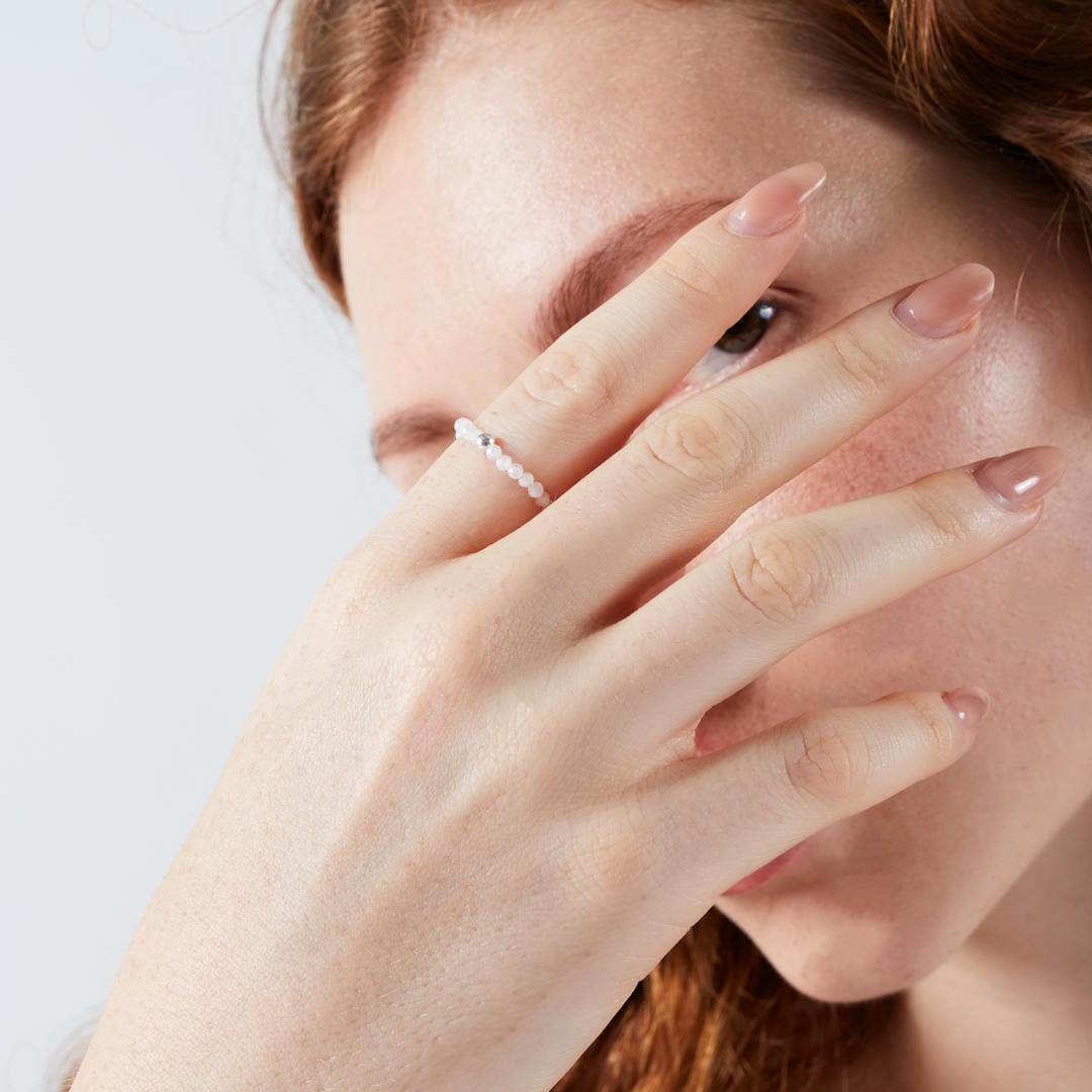 Mini Perlenring facettiert Mondstein – Intuition & feminine Energie
