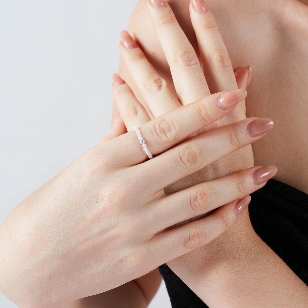 Mini Perlenring facettiert Mondstein – Intuition & feminine Energie