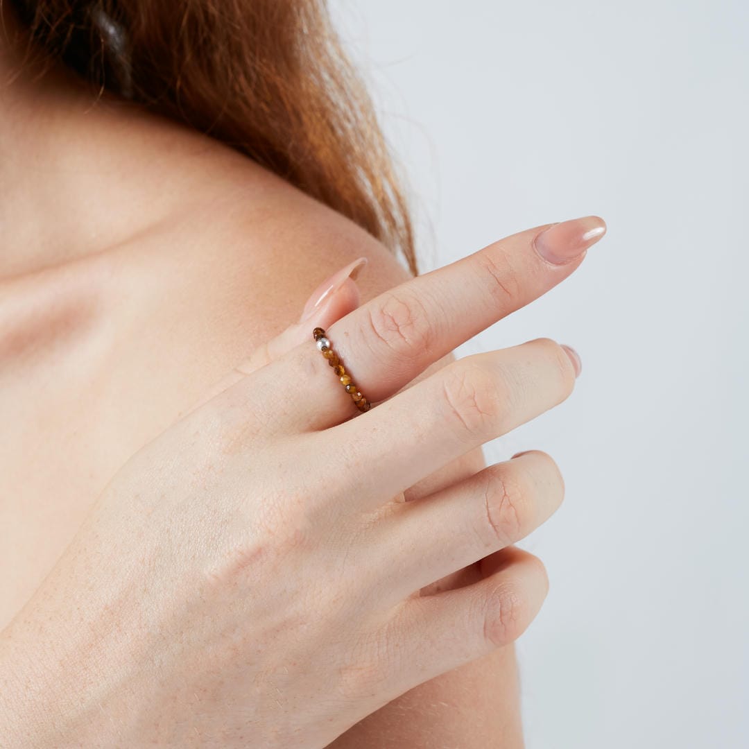 Mini Perlenring facettiert Tigerauge – Stärke & Selbstvertrauen