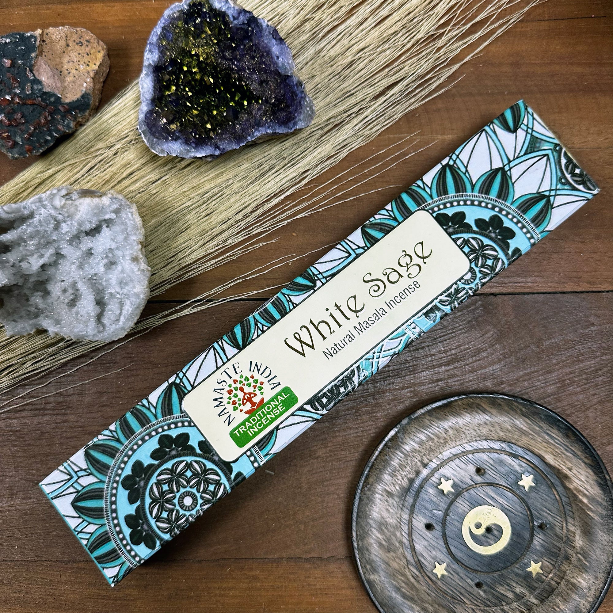Räucherstäbchen Namaste India Masala Weißer Salbei,auf dem Tisch mit Deco