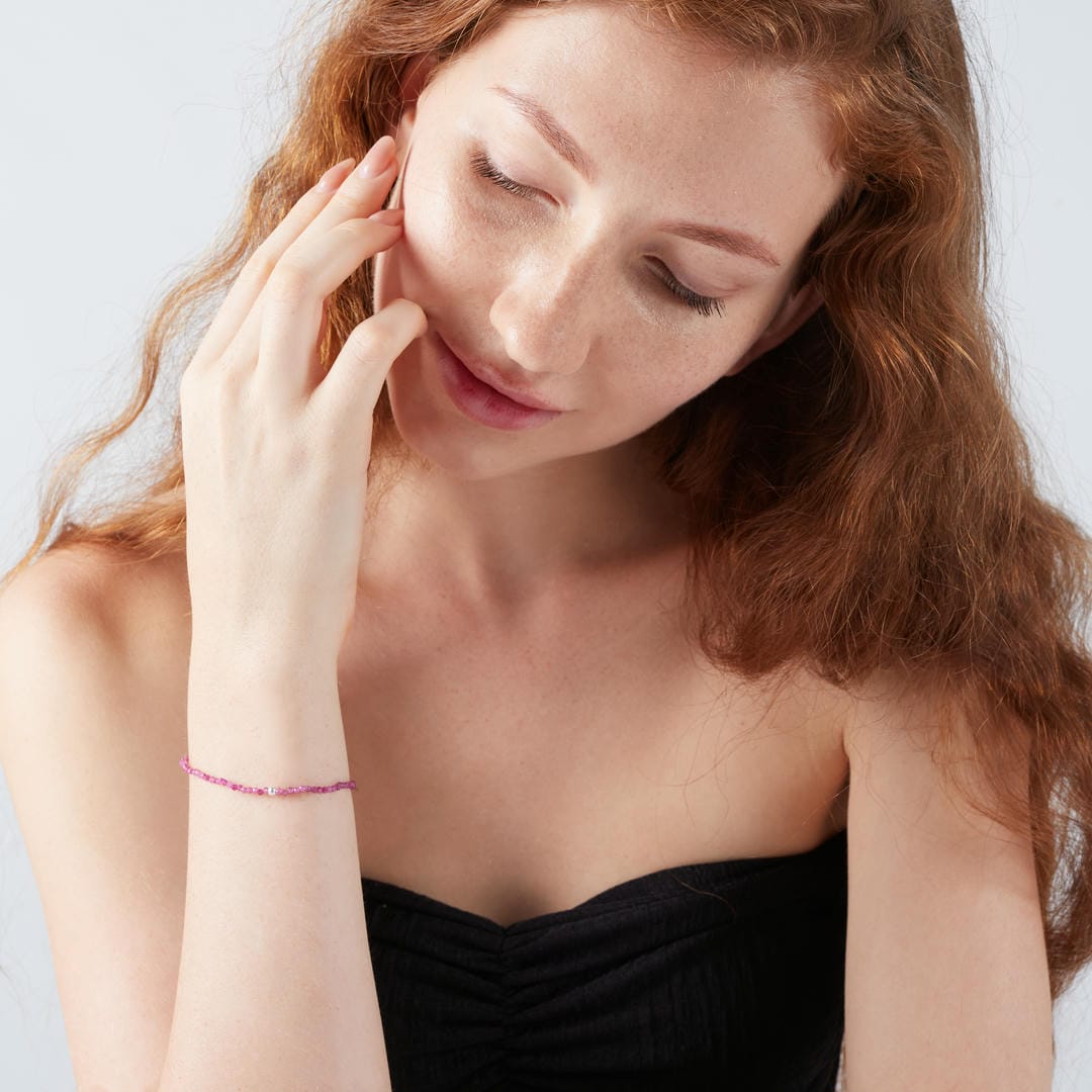 Rubin Mini-Perlenarmband facettiert mit Silberperle, Frontansicht.