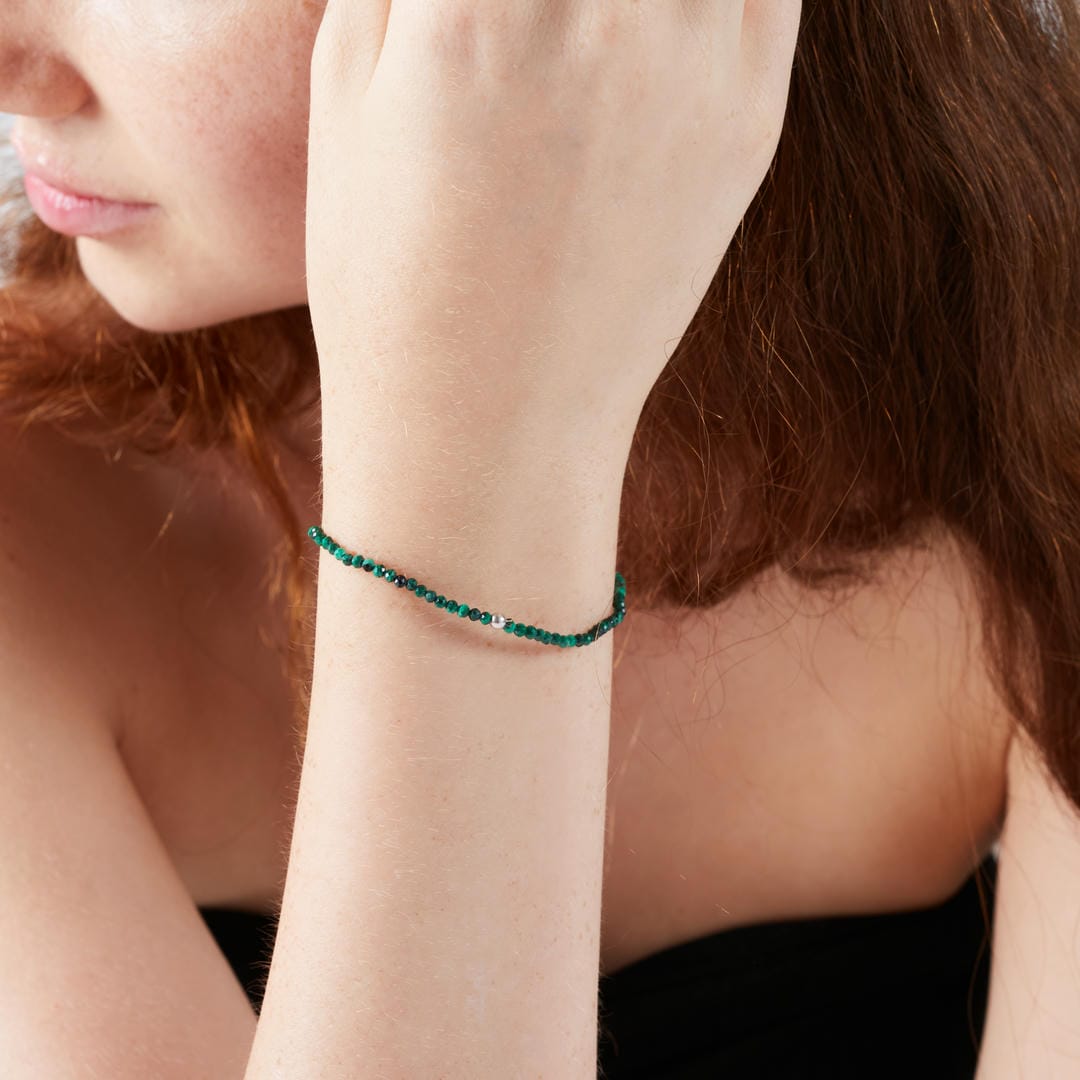Malachit Mini-Perlenarmband facettiert mit Silberperle, Nahaufnahme.