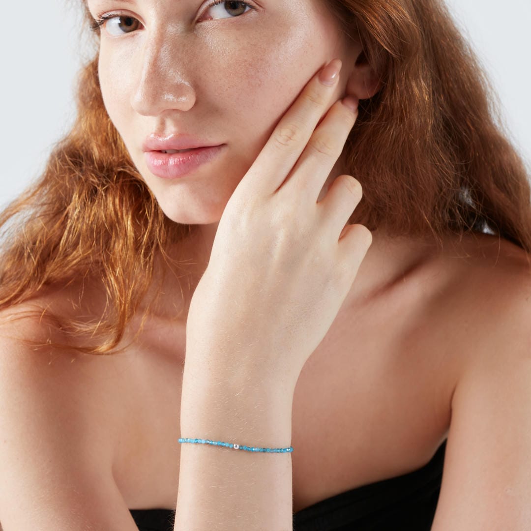 Blauer Apatit Mini-Perlenarmband facettiert mit Silberperle
