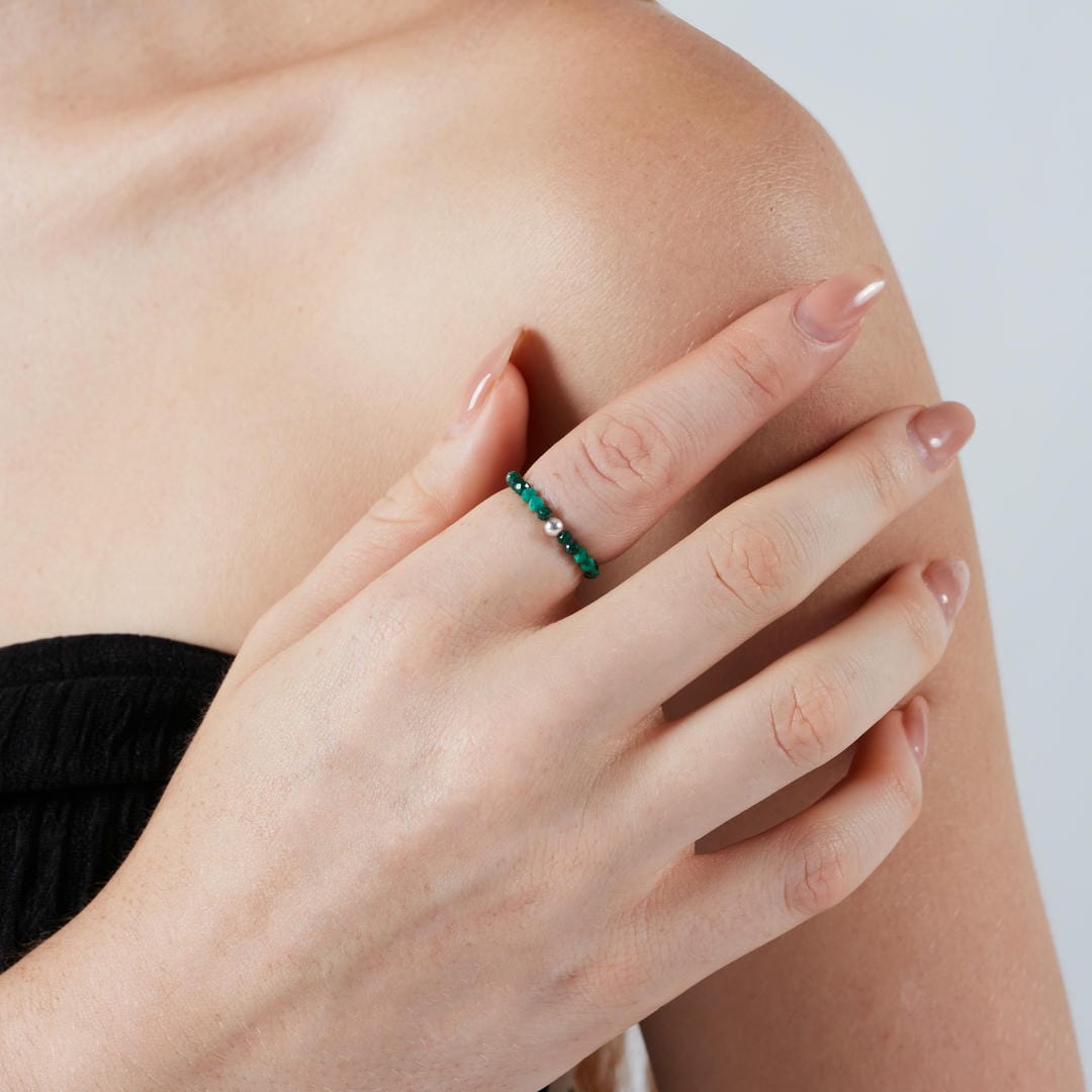 Mini Perlenring facettiert Malachit – Schutz & Wandlung