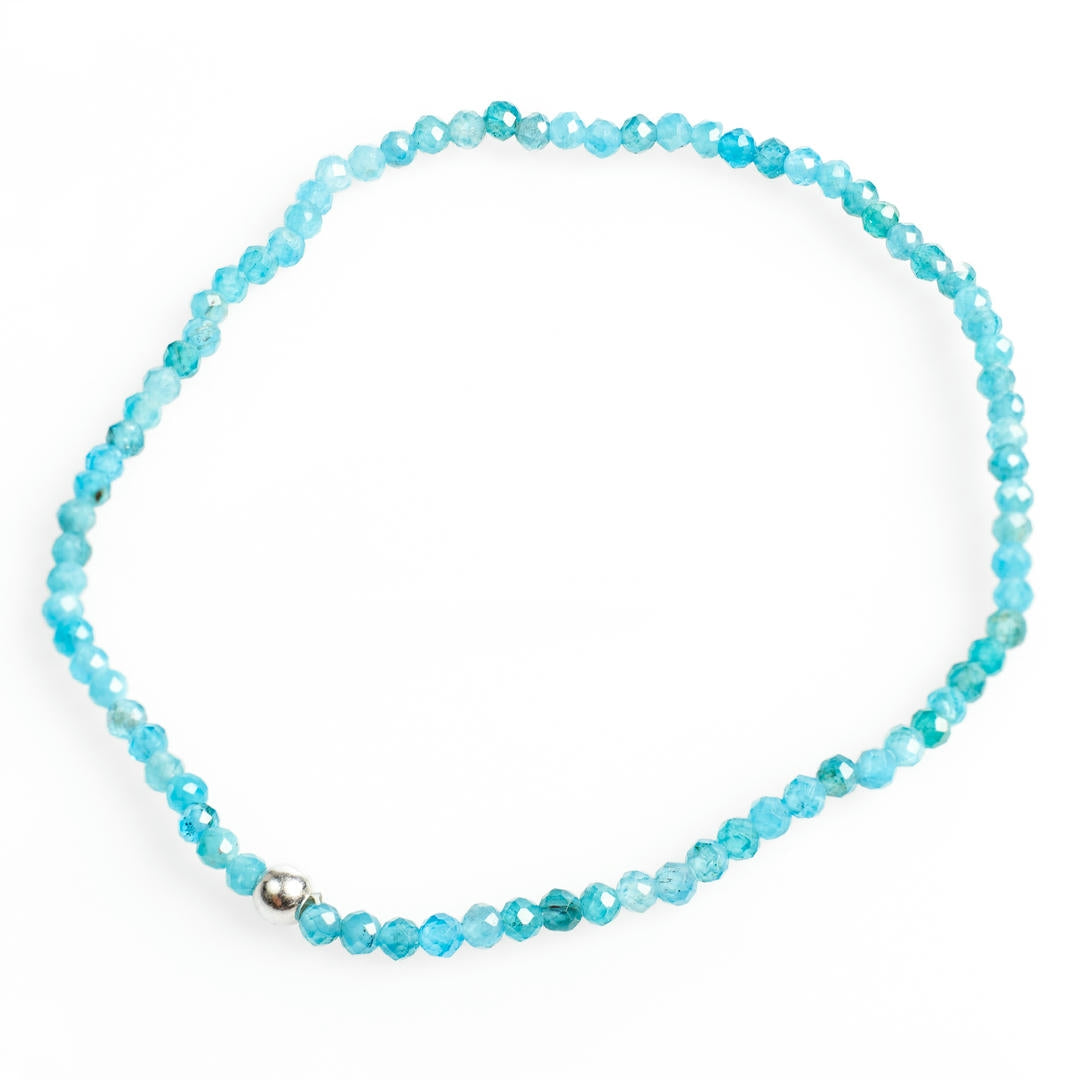 Blauer Apatit Mini-Perlenarmband facettiert mit Silberperle