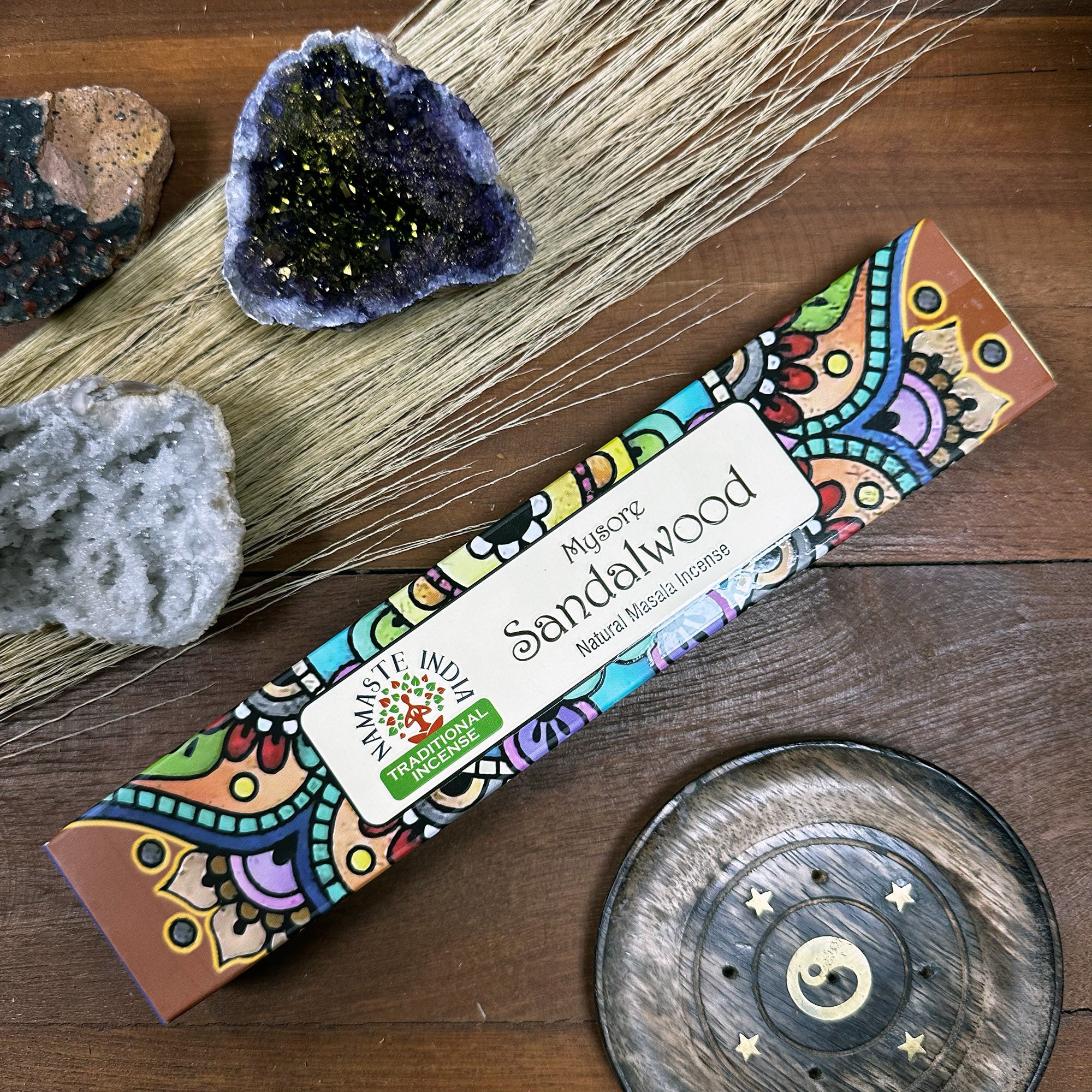 Räucherstäbchen Namaste India Masala Mysore Sandalwood, auf dem Tisch mit Deko