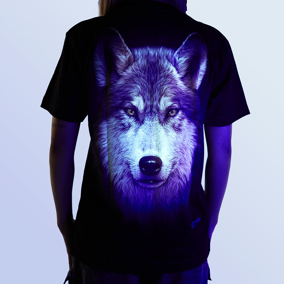 Schwarzes T-Shirt mit grauem Wolf-Print unter UV-Licht, Rückseite