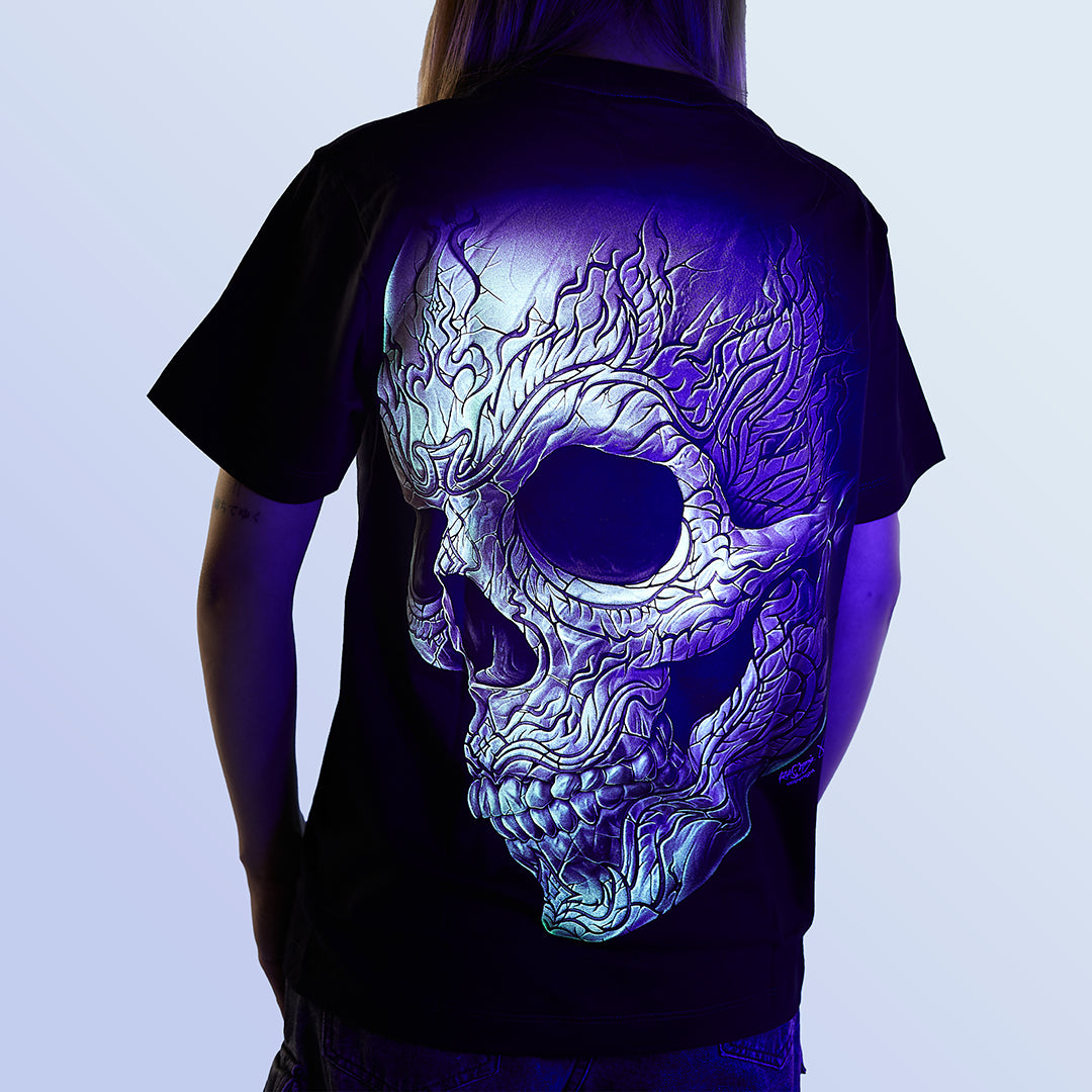 Schwarzes T-Shirt mit Flammendem Totenkopf-Print unter UV-Licht, Rückseite 