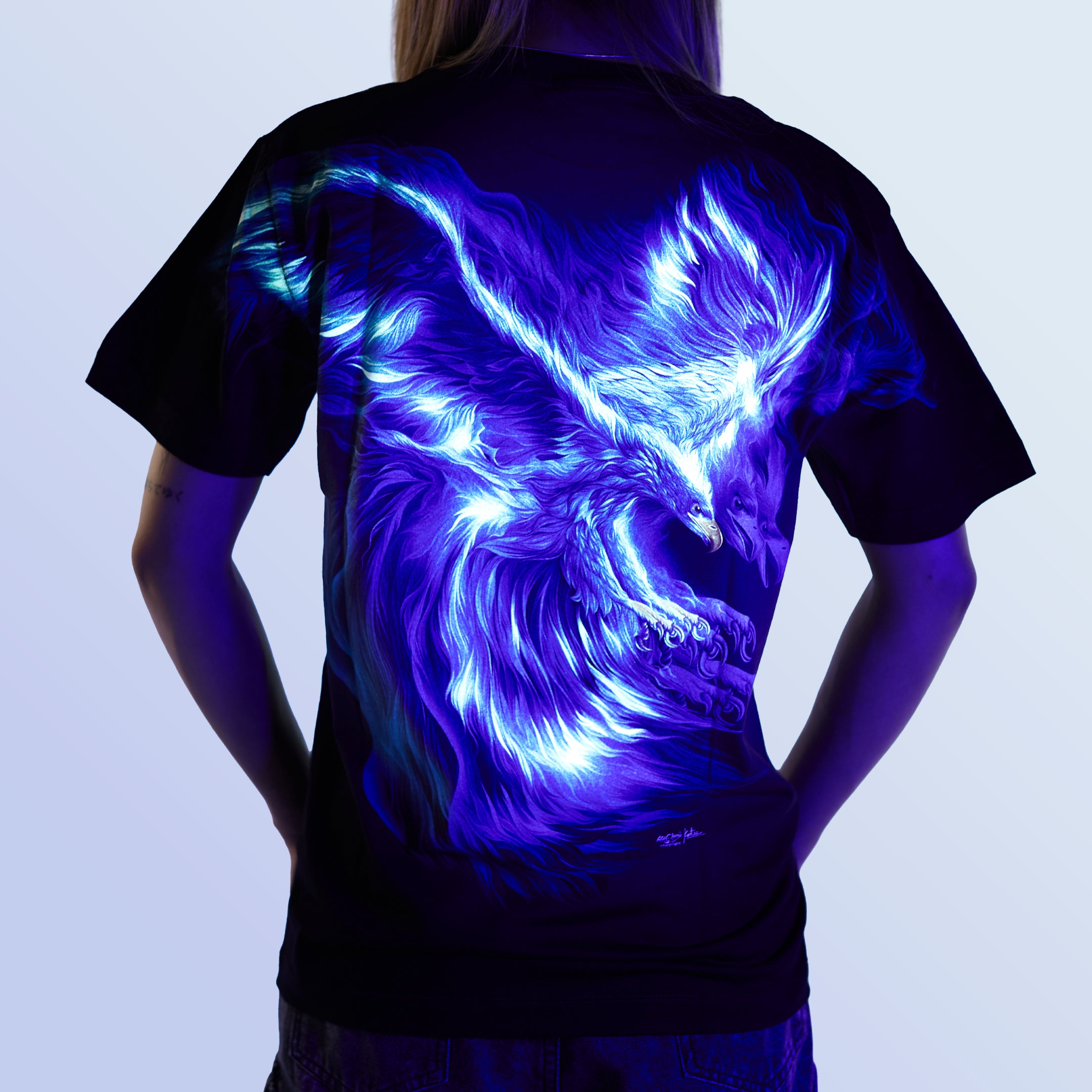 Schwarzes T-Shirt mit Blauer Adler-Print unter UV-Licht, Rückseite 
