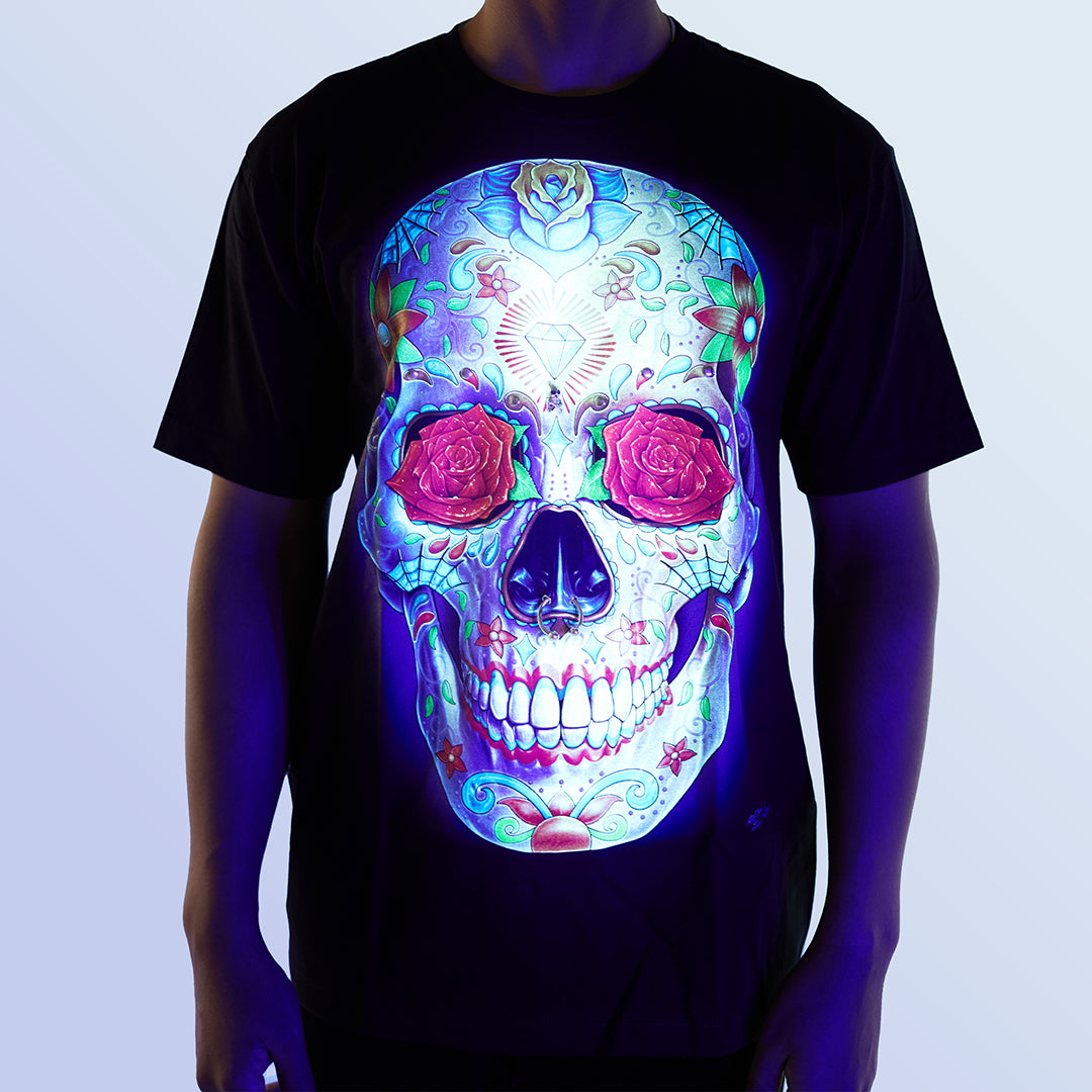 Schwarzes T-Shirt mit Totenkopf Los Muertos-Print unter UV-Licht, Vorderseite 
