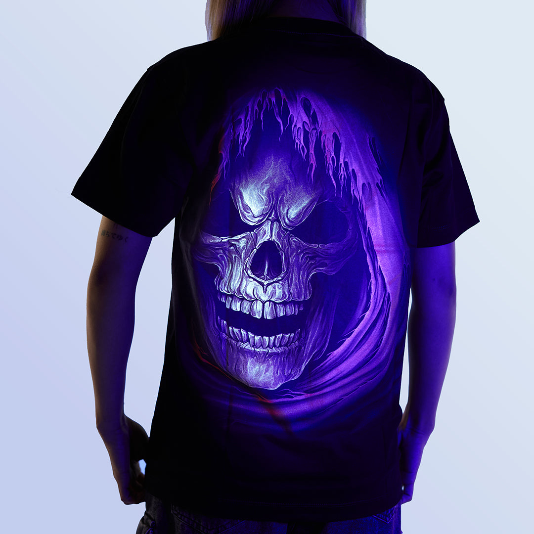 Schwarzes T-Shirt mit Erlösung-Print unter UV-Licht, Rückseite 