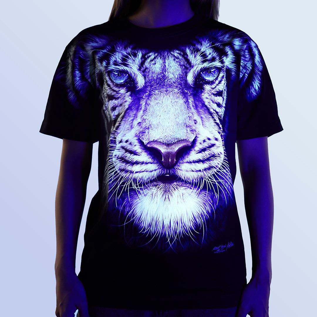 Schwarzes T-Shirt mit Weißem Tigergesicht-Print unter UV-Licht, Vorderseite 