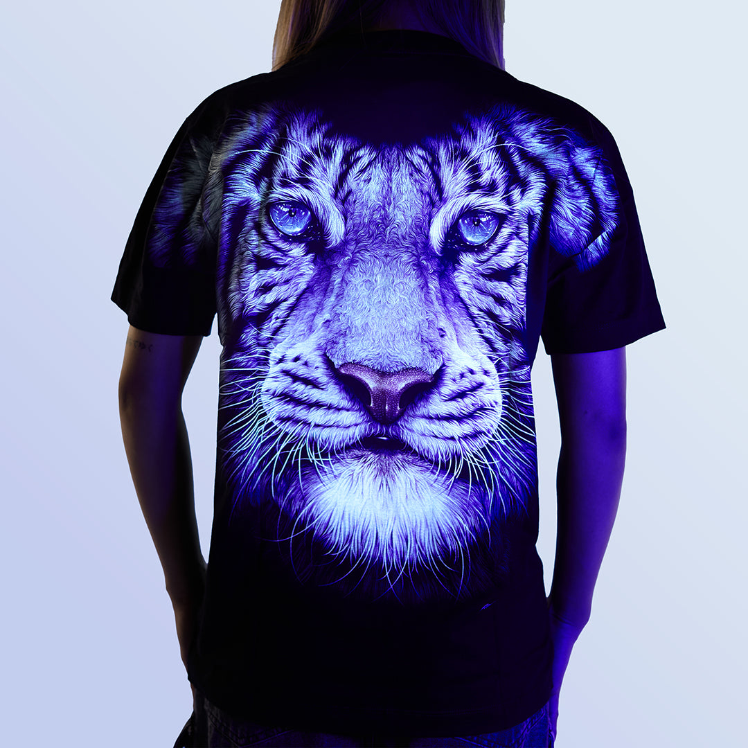 Schwarzes T-Shirt mit Weißem Tigergesicht-Print unter UV-Licht, Rückseite 
