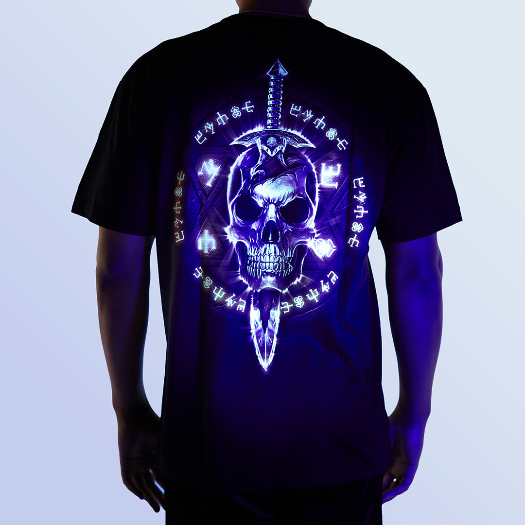 Schwarzes T-Shirt mit Totenwache-Print unter UV-Licht, Rückseite 
