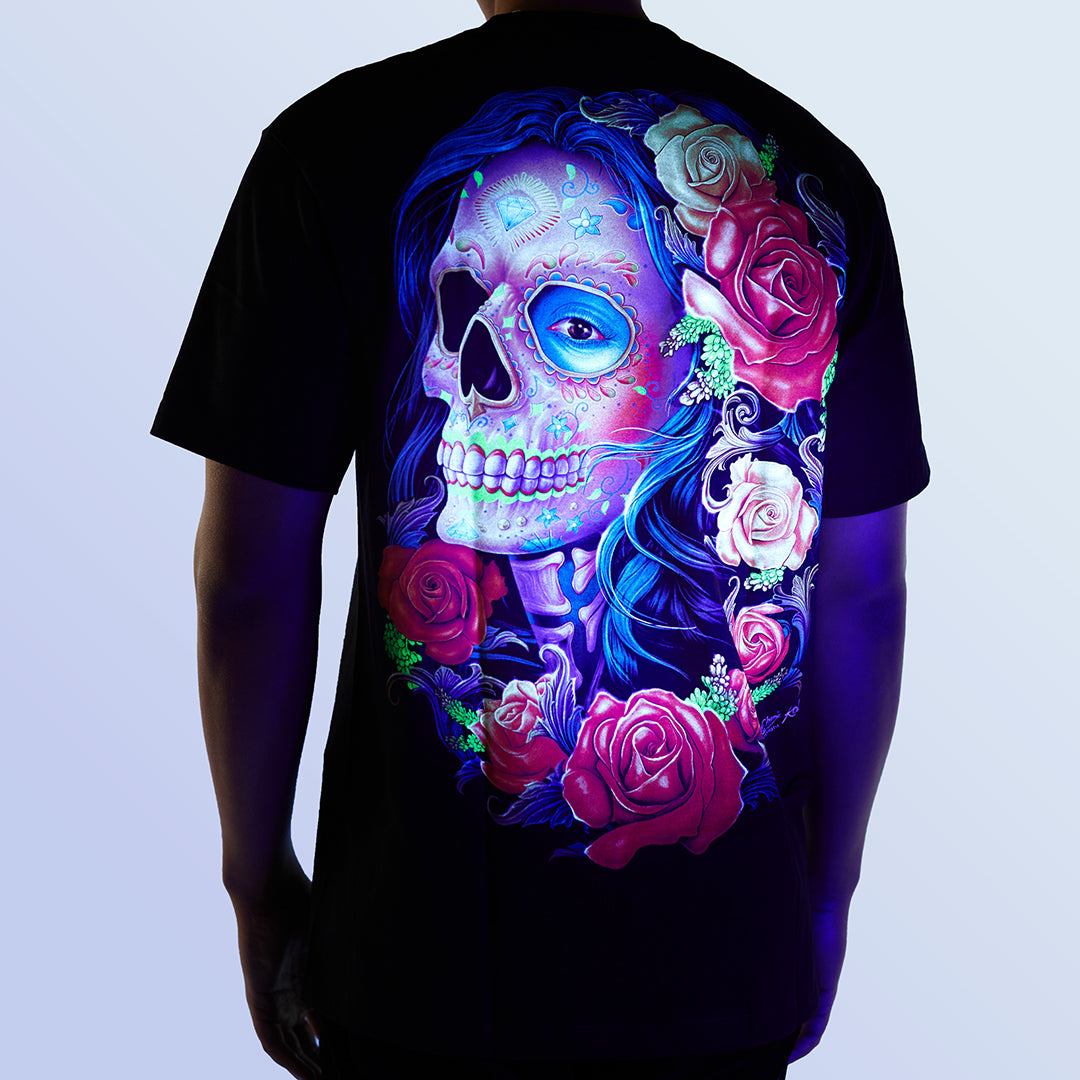 Schwarzes T-Shirt mit Beauty Rosalie-Print unter UV-Licht, Rückseite
