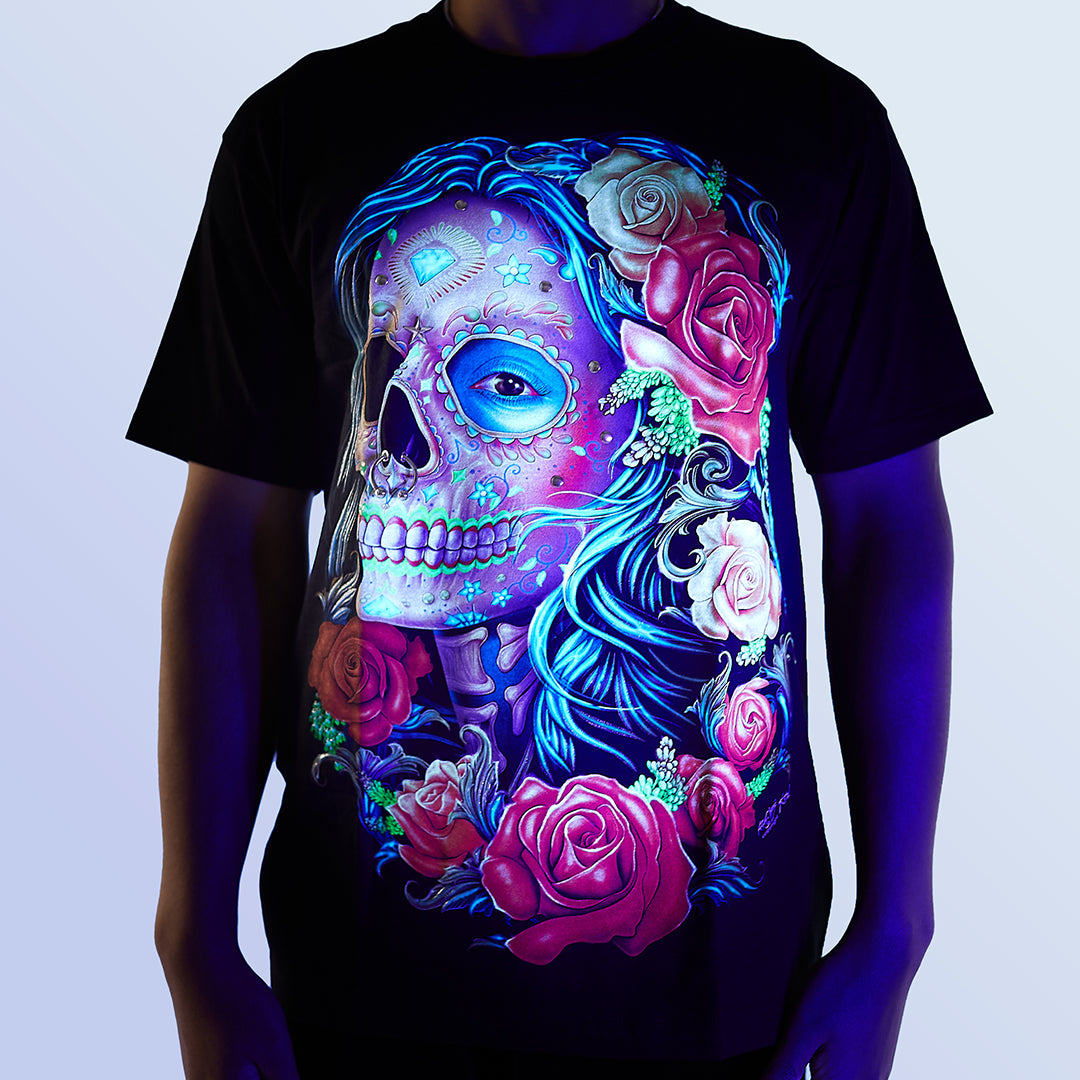 Schwarzes T-Shirt mit Beauty Rosalie-Print unter UV-Licht, Vorderseite