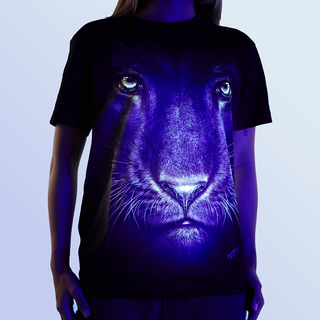 Schwarzes T-Shirt mit Panther-Print unter UV-Licht, Vorderseite 