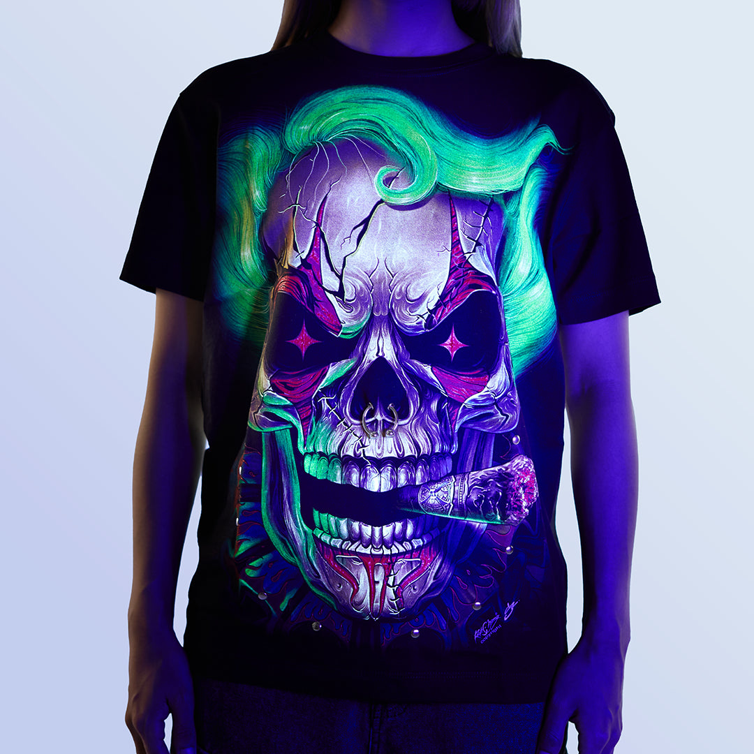 Schwarzes T-Shirt mit Smoking Skull-Print unter UV-Licht, Vorderseite 
